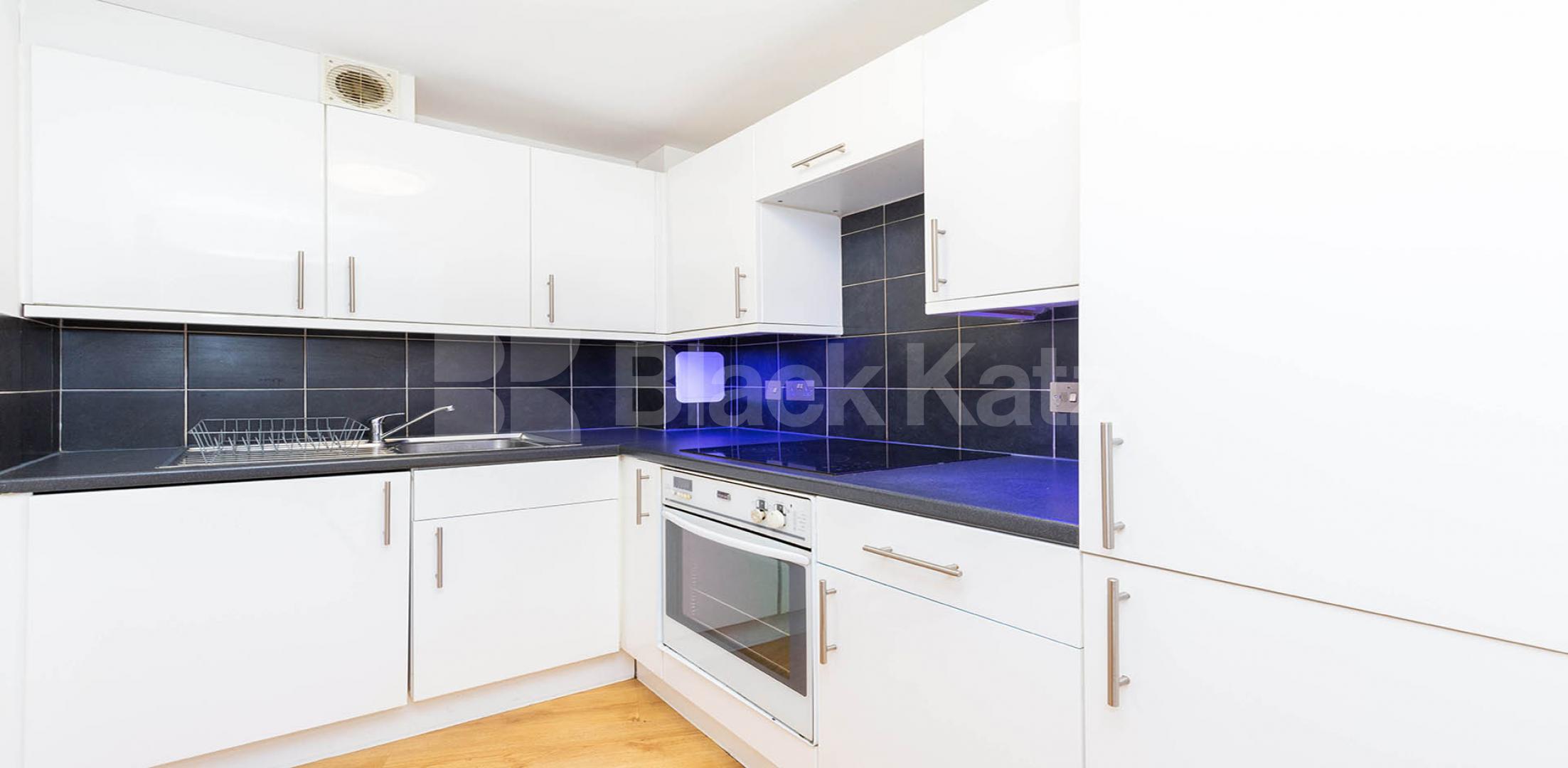 			IDEAL FOR 4 SHARERS!!, 3 Bedroom, 1 bath, 1 reception Flat			 Criterion Mews, ARCHWAY 